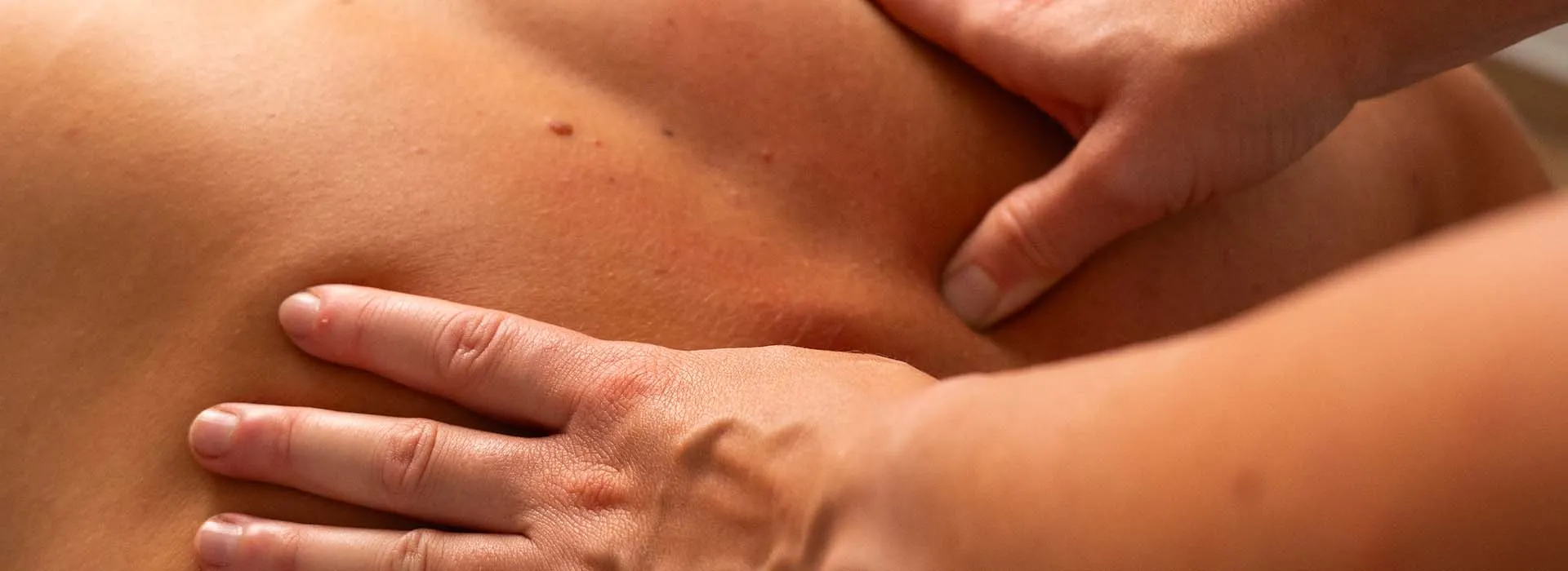 Le mani di una fisioterapista durante un trattamento