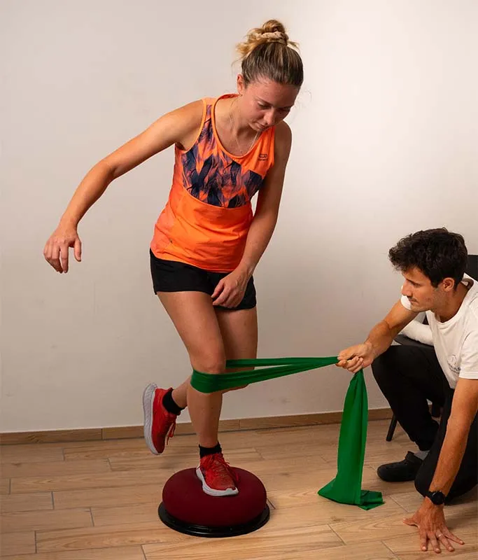 Esercizio di equilibrio con elastico, seguito da un fisioterapista