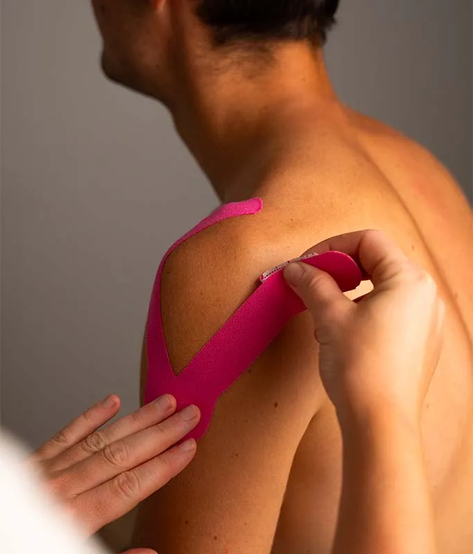 Applicazione di un taping sulla spalla